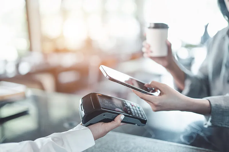 从一间小店到港交所大门：一位潮汕中专生的三十年商业远征 - 芸彩彩美妆咨询